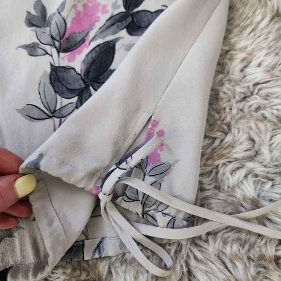 BCBG Max Azria Collection Vintage Silk Tank Top Gray Floral Women's‎ Size 2 - Picture 3 of 9